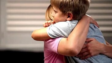 La madre ucraniana Angelina Samko abraza a su angustiado hijo Anton en su residencia de Sydney después de que los sonidos de una tormenta eléctrica le recordaran al niño los ataques con misiles rusos.