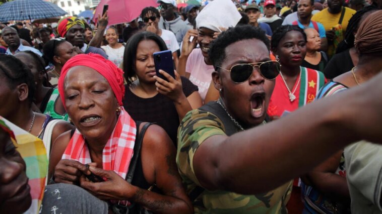 Manifestantes atacan el Parlamento de Surinam