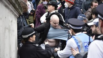 Los manifestantes de derecha chocan con los contramanifestantes fuera de la galería Tate Britain en Londres en respuesta a una 'Hora de la historia de Drag Queen'