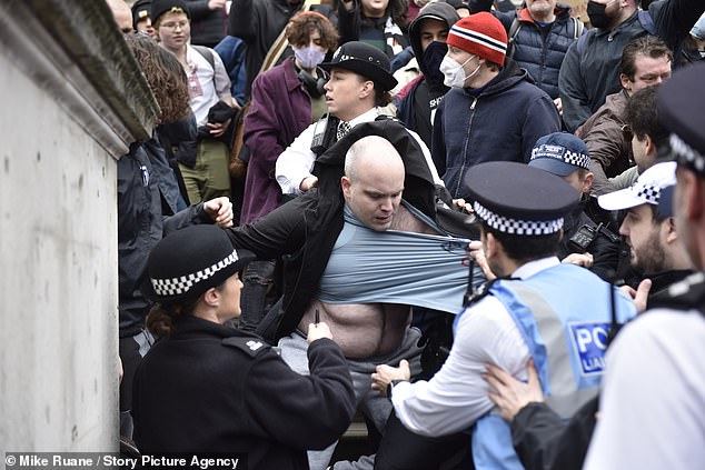 Los manifestantes de derecha chocan con los contramanifestantes fuera de la galería Tate Britain en Londres en respuesta a una 'Hora de la historia de Drag Queen'