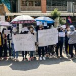 Manifestantes y grupos de derechos humanos condenan el cierre de un medio de comunicación camboyano