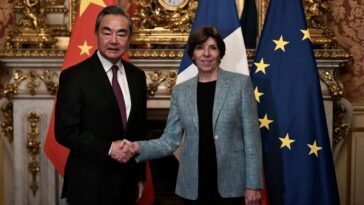 Máximo diplomático chino sostiene conversaciones en París en primera etapa de gira europea