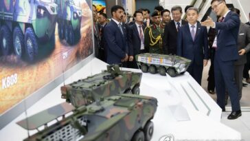S. Korean defense minister visits arms exhibition in UAE
