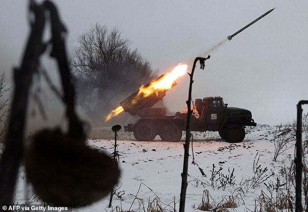 Las fuerzas ucranianas dispararon un cohete ayer.  Ucrania ha lanzado una serie de ataques sorpresa contra las tropas rusas y las líneas de suministro en Mariupol.