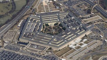 El Pentágono se ve desde el Air Force One mientras vuela sobre Washington, 2 de marzo de 2022