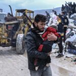 Niño sirio sobrevive al terremoto, pero la madre y los hermanos mueren