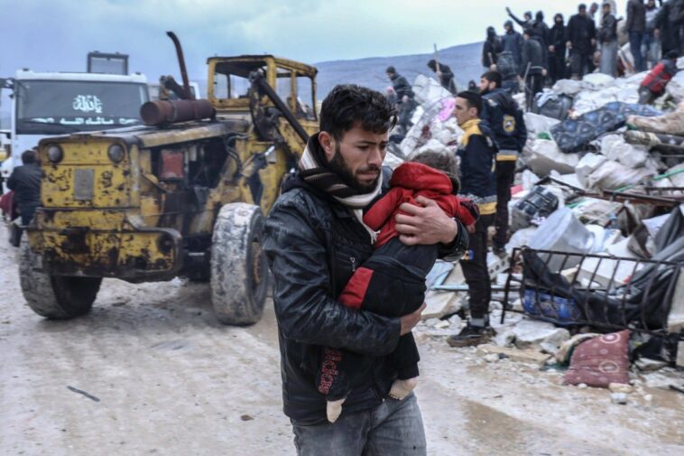 Niño sirio sobrevive al terremoto, pero la madre y los hermanos mueren