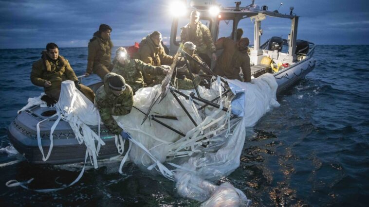 Nuevas fotos muestran a la Marina recuperando el globo espía chino derribado frente a la costa de EE. UU.