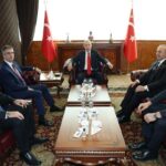 Presidente turco recibe a canciller israelí en medio de mortales terremotos
