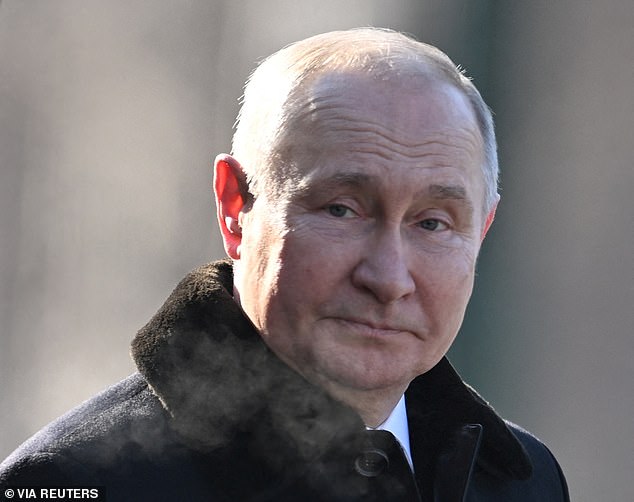 Vladimir Putin (en la foto del jueves) está 'terriblemente asustado' mientras conmemora el primer aniversario de su invasión de Ucrania, según un general de los servicios secretos rusos.