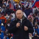 Vladimir Putin se dirigió a miles de rusos hoy en un mitin para celebrar el aniversario de su invasión de Ucrania.