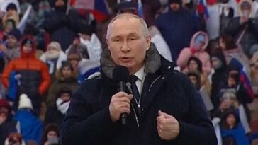 Vladimir Putin se dirigió a miles de rusos hoy en un mitin para celebrar el aniversario de su invasión de Ucrania.