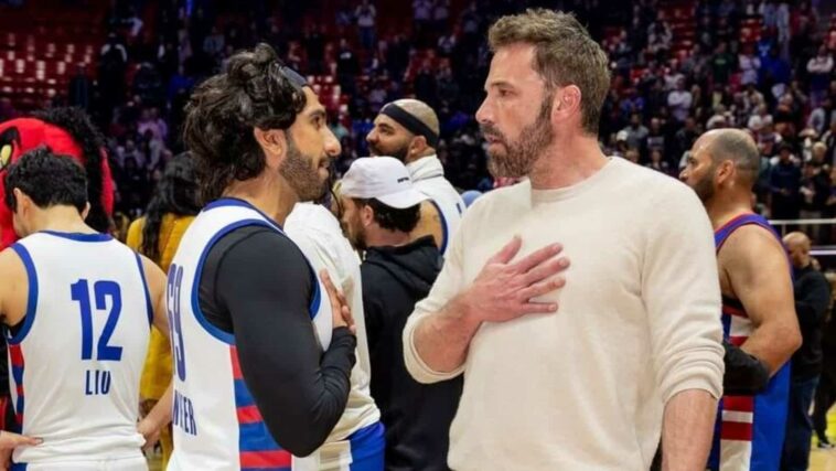Ranveer Singh y Ben Affleck comparten una conversación en el juego NBA All-Star Celebrity en Utah.  ver foto