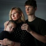 Alla Storozhuk (en la foto con sus dos hijos) huyó de Kiev el 25 de febrero de 2022, después de que el ejército ruso llegara a la ciudad.