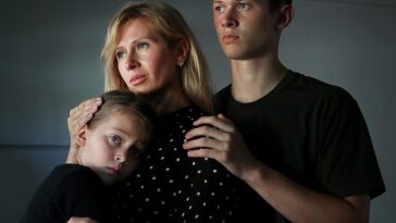 Alla Storozhuk (en la foto con sus dos hijos) huyó de Kiev el 25 de febrero de 2022, después de que el ejército ruso llegara a la ciudad.