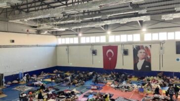 Refugiados afectados por terremoto en Turquía lamentan retraso en entrega de ayuda a Siria