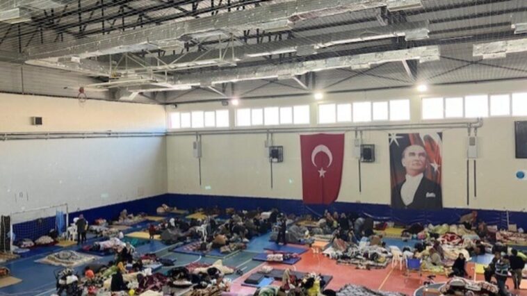 Refugiados afectados por terremoto en Turquía lamentan retraso en entrega de ayuda a Siria