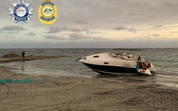 Rescate 'milagroso' frente a la costa de WA se convierte en cacería de drogas