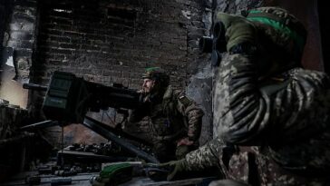 Los militares ucranianos se ven cerca de un lanzagranadas automático en sus posiciones, mientras continúa el ataque de Rusia contra Ucrania, en la ciudad de Bakhmut, en la región de Donetsk, Ucrania.
