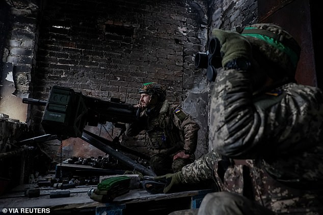Los militares ucranianos se ven cerca de un lanzagranadas automático en sus posiciones, mientras continúa el ataque de Rusia contra Ucrania, en la ciudad de Bakhmut, en la región de Donetsk, Ucrania.