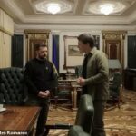 En una entrevista con el periodista ucraniano Dmytro Komarov, Zelensky mostró a los ucranianos el pequeño espacio donde toma decisiones vitales, celebra reuniones cruciales y llama por teléfono a los jefes de estado.