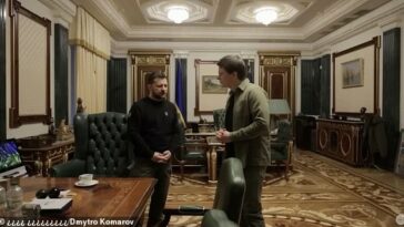 En una entrevista con el periodista ucraniano Dmytro Komarov, Zelensky mostró a los ucranianos el pequeño espacio donde toma decisiones vitales, celebra reuniones cruciales y llama por teléfono a los jefes de estado.