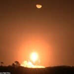 El lanzamiento tuvo lugar poco después de la medianoche con cámaras que capturaron el espectacular momento en que el cohete parecía atravesar la luna.
