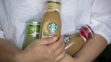 Starbucks ha retirado del mercado más de 300,000 botellas de Vanilla Frappuccino listas para beber por temor a que puedan contener vidrio (imagen de archivo)