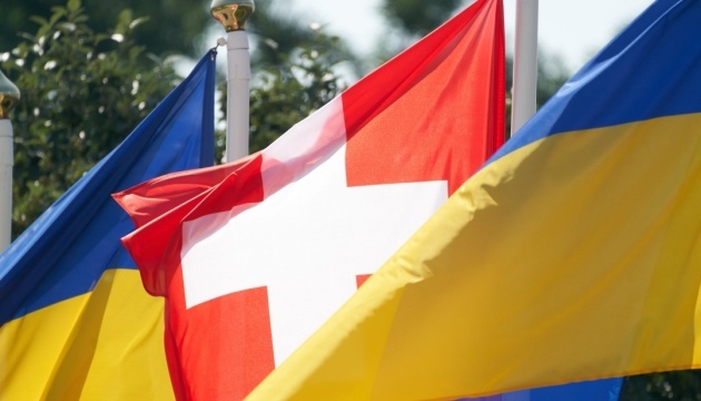 Suiza cerca de levantar la prohibición de exportar armas a Ucrania
