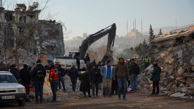 Terremoto en Turquía: los sobrevivientes cuentan la noche en que la tierra tembló y las vidas se derrumbaron