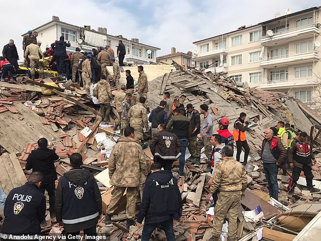 Los trabajos de búsqueda y rescate continúan después del terremoto de magnitud 5,6 que azotó Malatya, Turquía, el 27 de febrero.