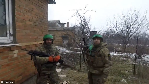 Un video mostró a un grupo de militares ucranianos disparando contra las fuerzas rusas.