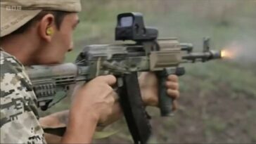 El exsoldado del ejército británico James Chadwick practica en un campo improvisado en Ucrania
