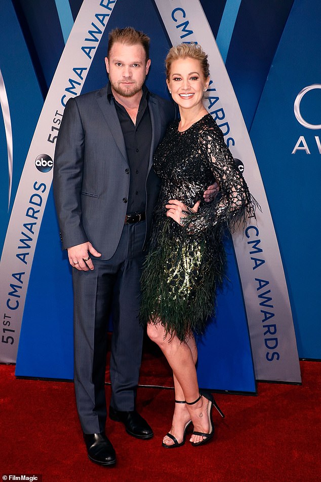 Kellie Pickler aparece en una foto con su esposo Kyle Jacobs en noviembre de 2017