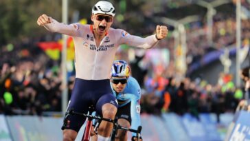 Van der Poel vence a Van Aert por su quinto título mundial de ciclocross