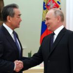 Wang Yi se reúne con Putin en señal de profundización de lazos entre China y Rusia