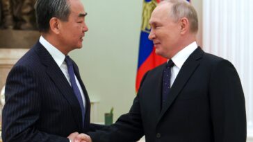 Wang Yi se reúne con Putin en señal de profundización de lazos entre China y Rusia