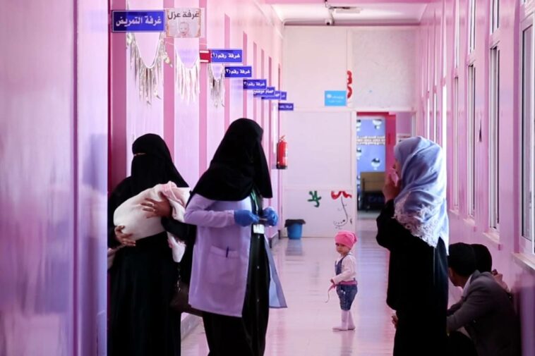 Yemen: los médicos ayudan a los niños desnutridos por la guerra
