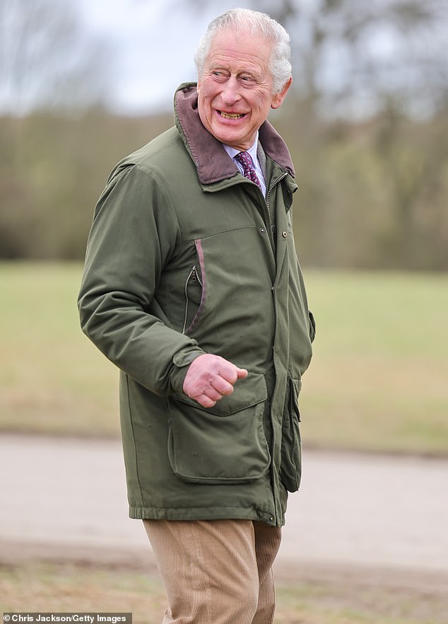 El rey Carlos, de 74 años, era todo sonrisas cuando llegó al campo de entrenamiento de Wiltshire para reunirse hoy con los reclutas militares ucranianos.