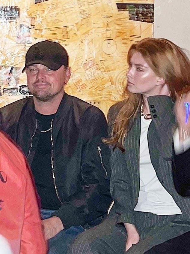 Rumores: Leonard DiCaprio se ha ganado la reputación de salir con mujeres de no más de 25 años, por lo que cuando fue fotografiado con una modelo de 19 años en una fiesta, el actor hizo que se movieran las lenguas.