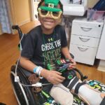A Kaden Stevenson, de 7 años, de Michigan, le amputaron ambas piernas después de que le diagnosticaran síndrome de shock tóxico.  Le amputaron la pierna derecha por encima de la rodilla y la izquierda por debajo de la rodilla.