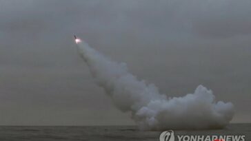 (3rd LD) N. Korea fired 2 &apos;strategic cruise missiles&apos; from submarine Sunday: KCNA