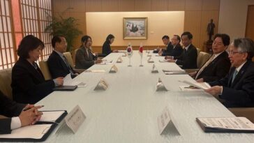 (LEAD) Unification minister discusses cooperation on N. Korea with top Japanese officials