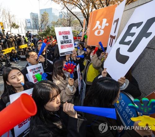 (2nd LD) Civic groups condemn S. Korea&apos;s proposal to end forced labor dispute with Japan