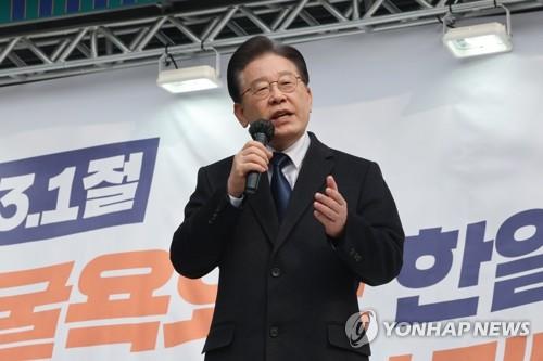 (LEAD) Lee accuses Yoon administration of humiliating forced labor victims