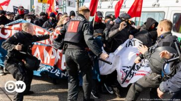 Alemania: Policía y manifestantes se enfrentan cerca de la conferencia estatal AfD