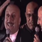 Anupam Kher canta con Amrish Puri sobre personas calvas en un video antiguo.  Mirar