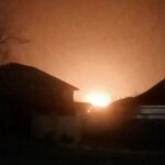 Las imágenes publicadas en los canales sociales durante la noche mostraron una gran bola de fuego que iluminaba el cielo nocturno sobre la ciudad de Dzhankoi en lo que supuestamente fue un ataque de drones en un tren que transportaba misiles rusos Kalibr a la flota de Vladimir Putin en el Mar Negro.