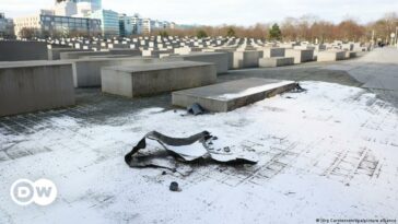 Auto choca contra el Memorial del Holocausto en Berlín