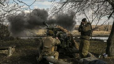 Los militares ucranianos disparan un obús de 105 mm hacia las posiciones rusas, cerca de la ciudad de Bakhmut.